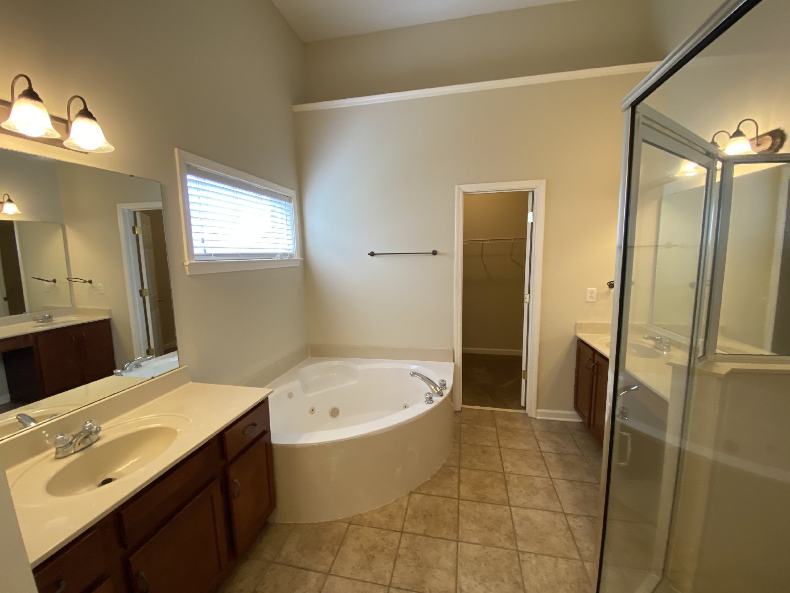 Large & Spacious 5 Bedroom Bartlett Rental Home property image