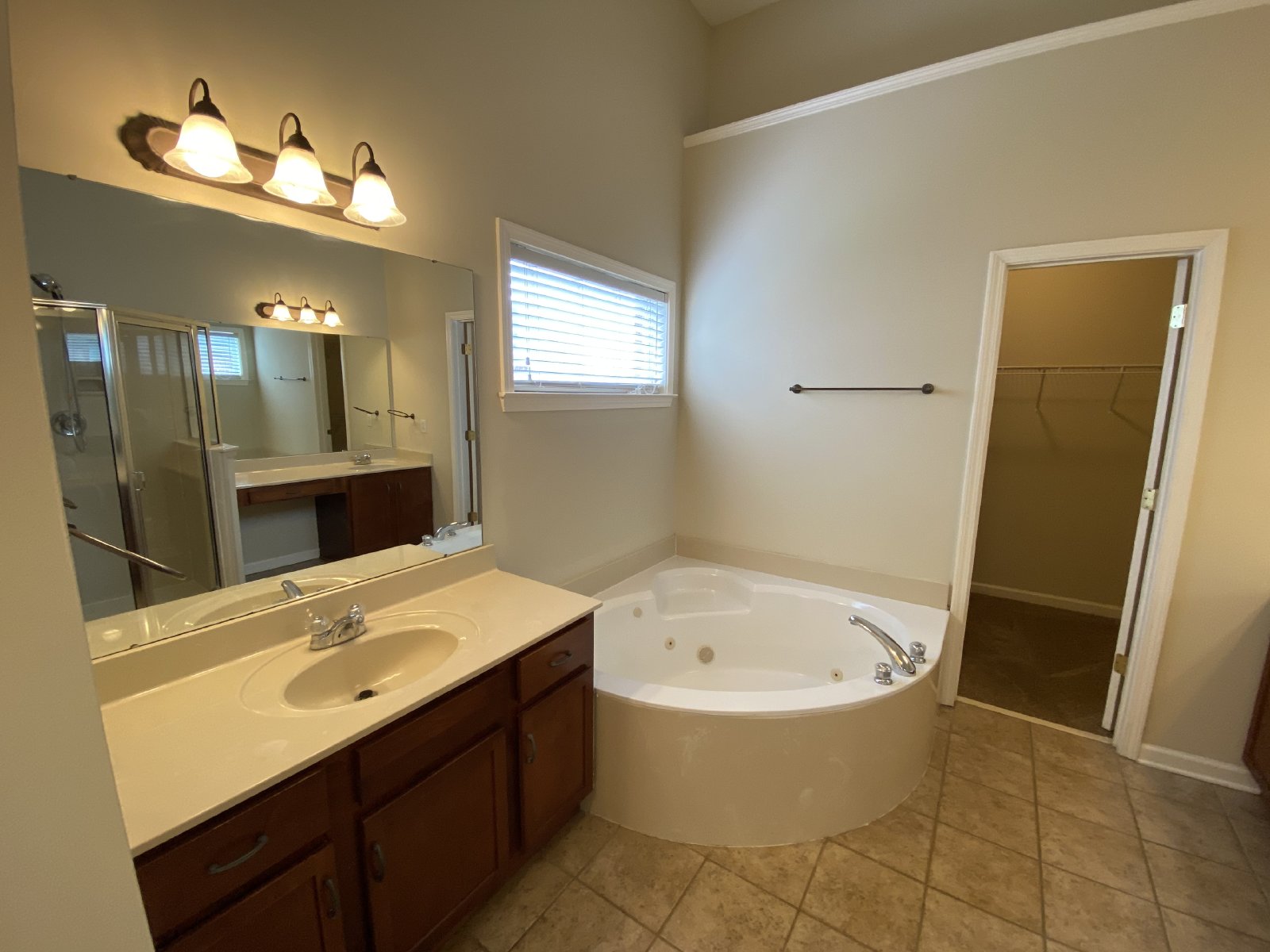 Large & Spacious 5 Bedroom Bartlett Rental Home property image